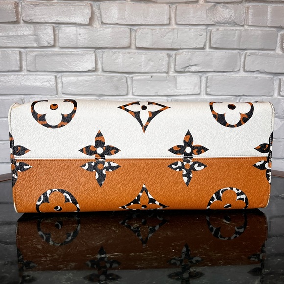 Louis Vuitton Monogram Giant Jungle Onthego GM - Picture 6 of 16